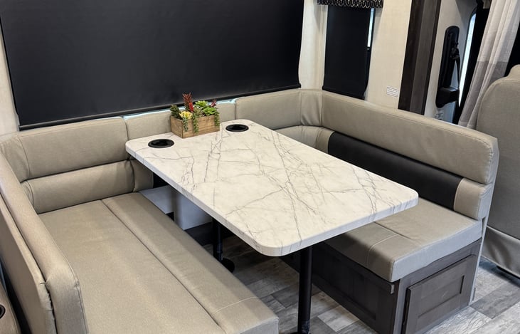 Dinette to enjoy meals or play games with the family.