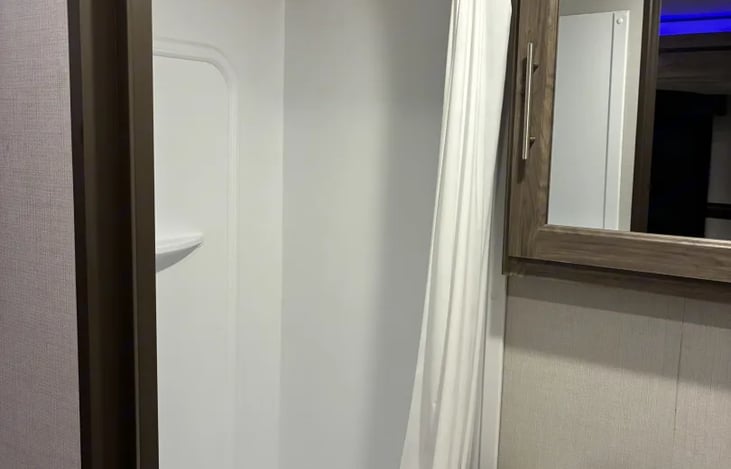 "Mountain Zinger" features a private bathroom with a toilet, sink, tub and shower, giving you the convenience and privacy of a full bathroom wherever you travel—no campground bathhouses required