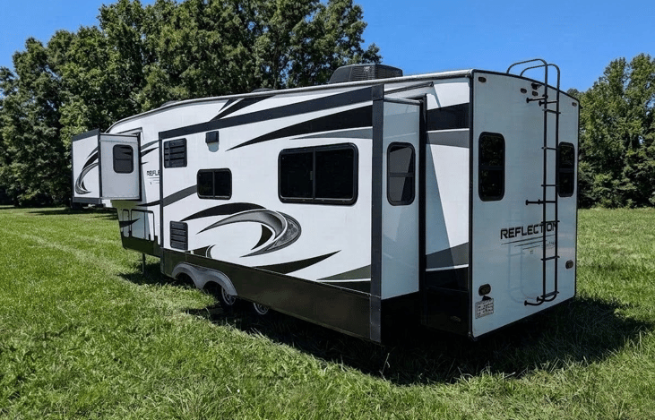 Spacious 2022 Grand Design Reflection 340RDS 5th wheel! Features a signature rear den with dual sofas, theater seating, fireplace, gourmet kitchen, king/queen bed, and 3 slides for ultimate luxury.