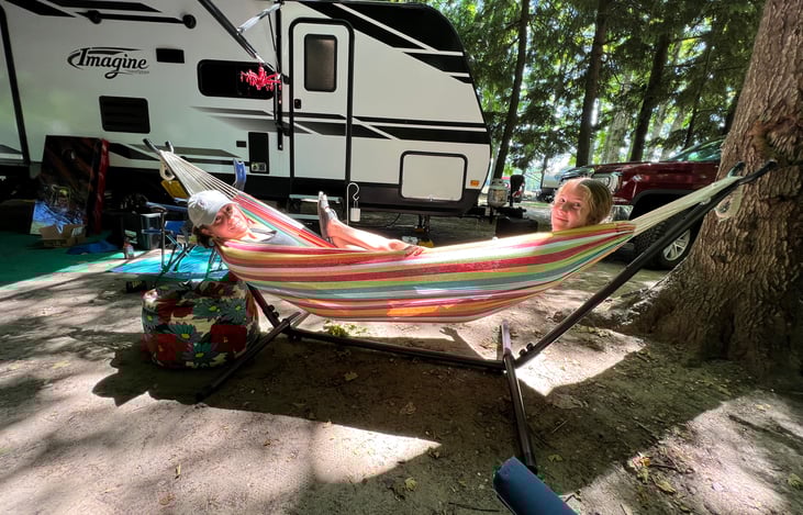 Yes, the hammock is included!