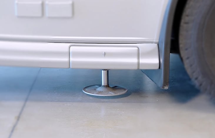 Stabilizing hydronic jacks