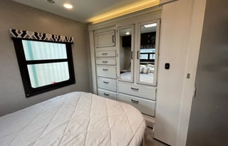 (Unit 3) 2022 Jayco with bunks!