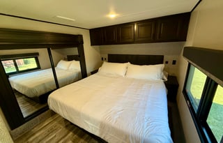 Luxury 5th Wheel Bunkhouse, Sleeps 10 + 1.5 Baths
