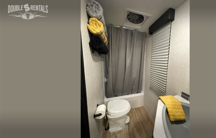 Bath with shower/tub combo and skylight