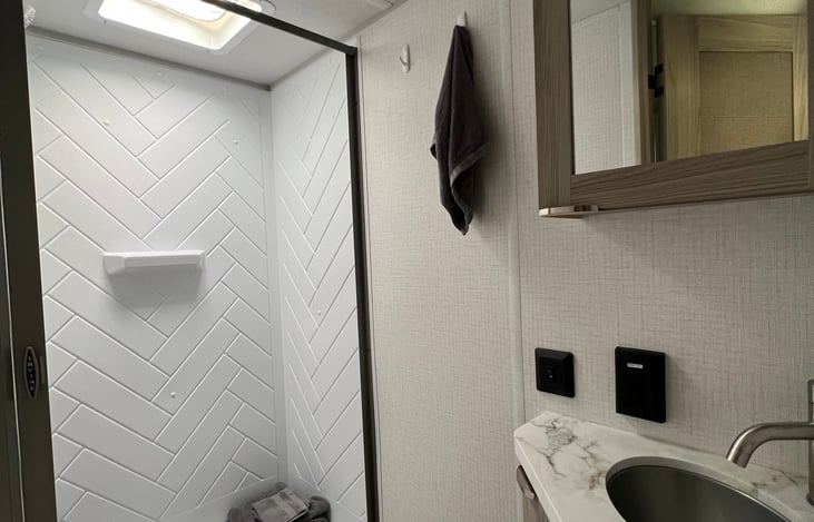 Bathroom complete with linens