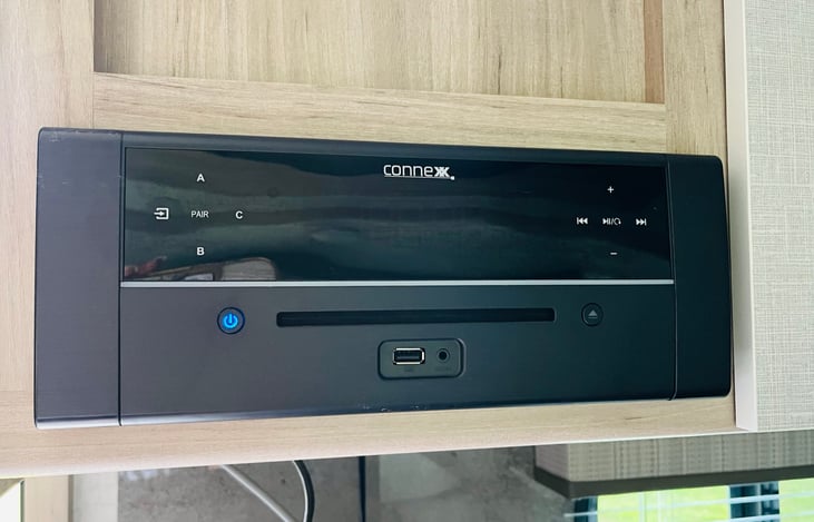 CD/DVD/BT AM/FM radio and satellite tv