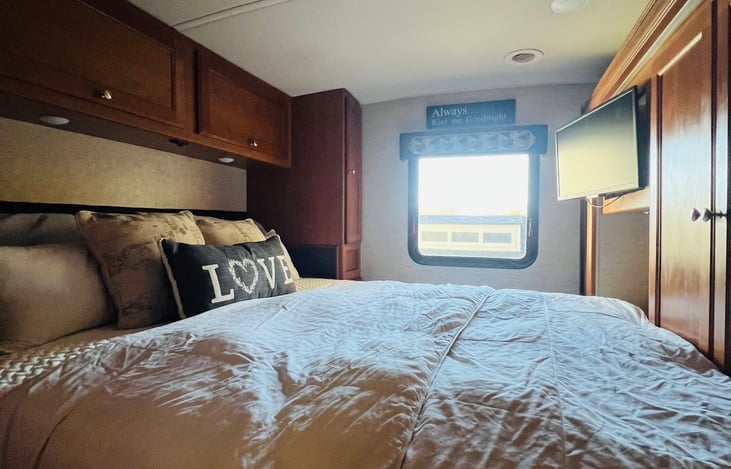 Bedroom Queen size bed