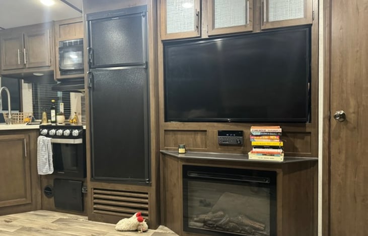 Living room area with 50" Smart TV