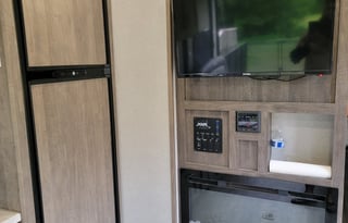 27 FT TOYHAULER WITH ELECTRIC FIREPLACE