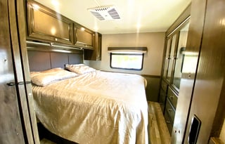 ! Creamy Flair 2021 - Modern & Reliable, Sleeps 10