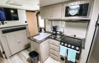 The Gambler 2022 Prime Time RV Tracer 235BH