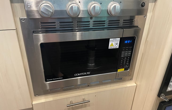 Convection microwave that has many different type of cooking options