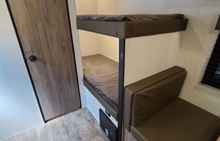 New 2024 Easy to tow 21' low profile sleep 6