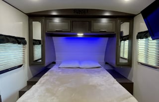 Cozy 2019 CrossRoads RV Sunset Trail Super Lite