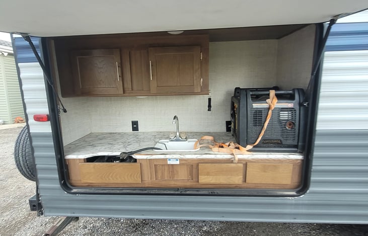 Small outdoor kitchen - no refrigerator-