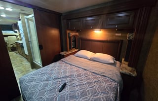 2014 Thor Motor Coach Miramar 32 1