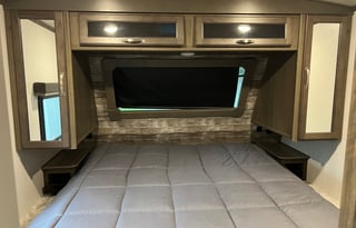 Family friendly bunkhouse with a king sized bed!