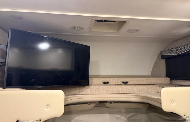Smart tv. Kind bed that pulls out
