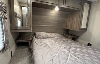 2019 Palomino Puma w Outdoor Kitchen Sleeps 10