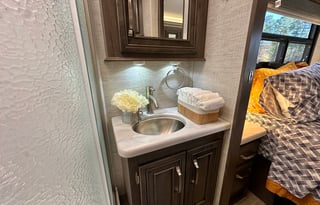 ‘Endeavor’ Loaded with Amenities + Sleeps 10!