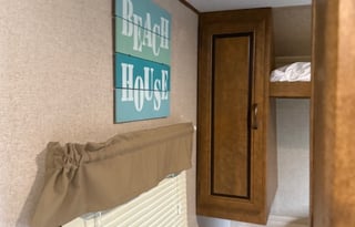 Zinger 2 room  bunk house. Delivery only