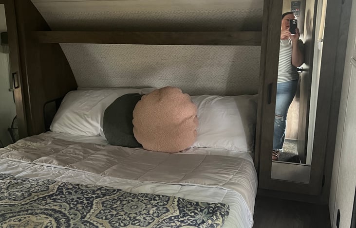 Separate master bedroom with a queen bed, TV, fan, double wardrobe closets and closed off door for extra privacy. Equipped with outlets in the closet as well as USB ports on both sides.