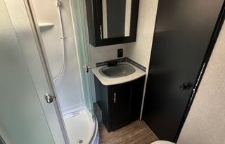 Turn Key 29' two queen bed, fenced patio