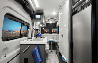 King bed/front bed/4x4/Lithium/Solar/Generator