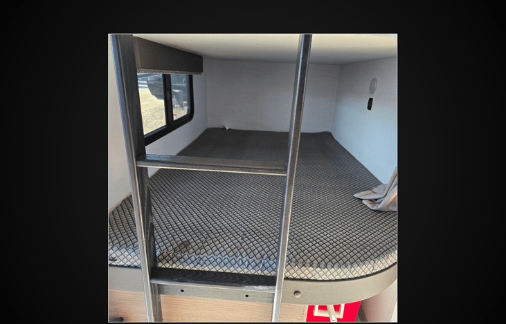 🛏️ Bottom Bunk Advantage
The bunk area includes a convenient and sturdy bottom bunk, offering easy access and extra comfortable sleeping space!