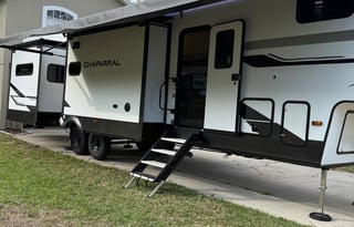 Luxury & Comfort 5th Wheel– Perfect for Adventures