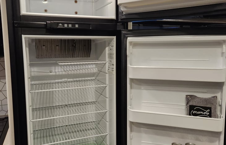 8-cu.ft gas/electric refrigerator with vegetable drawer and freezer