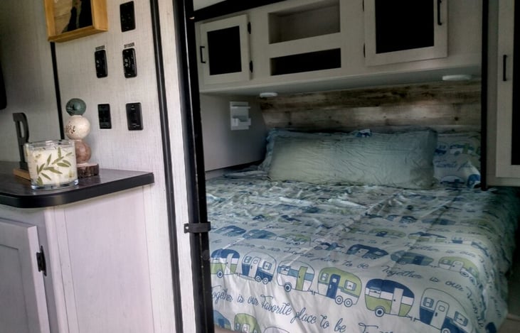 Front bedroom king size bed