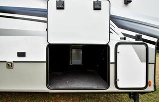 2022 Glamping Keystone Avalanche 5th wheel