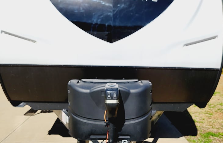 2 gas tanks and 1 battery.