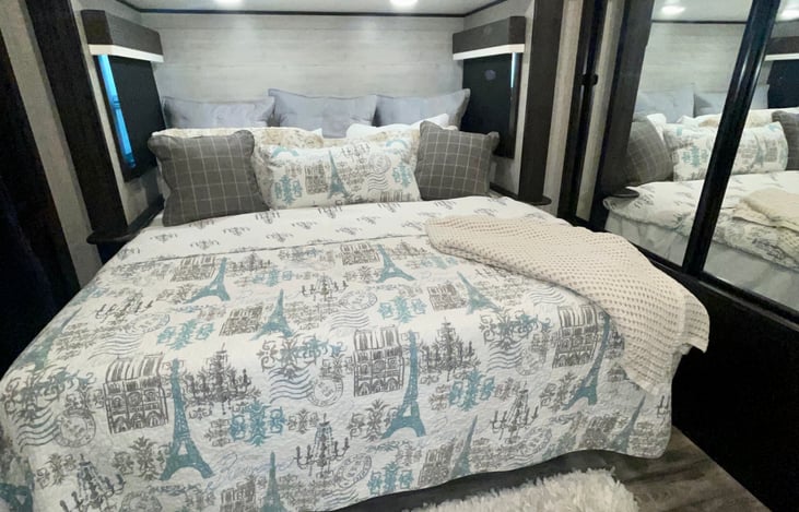 Luxury Master King Size Bed with Luxury Linens