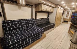 Class A Diesel Pusher bunkhouse w/ 2 full baths