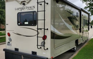 2 AC Units & 5 TVs! Satellite Dish & Dual Battery.