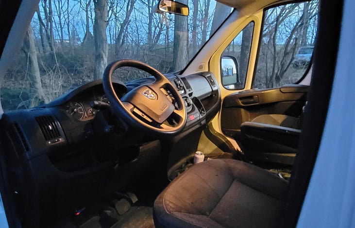 Comfortable driver seat with armrest, featuring cruise control and a bluetooth radio. Very easy to drive!