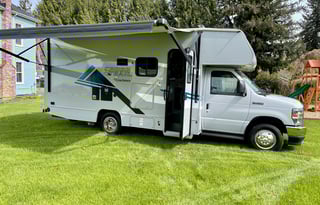 Modern RV – Pet Friendly, Easy, & Road-Trip Ready!