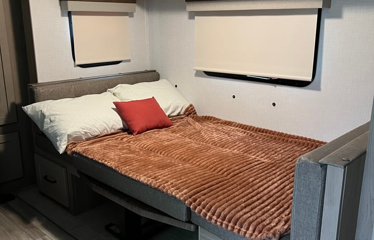 Dinette makes into full size bed for 2