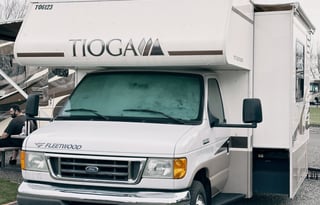 Hi I’m Toby the 2006 Fleetwood RV Tioga 31M