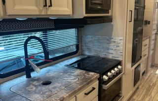 2023 Thor w/large slide out - Make Treasured Times