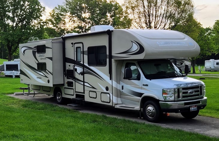 This RV features 2 slide outs expanding the inside while still fitting in most campsites. The automatic leveling system allows for a quick and simple set up process, giving you more time to play.