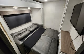 Pet Friendly Full Service Luxury 2 Bedroom RV