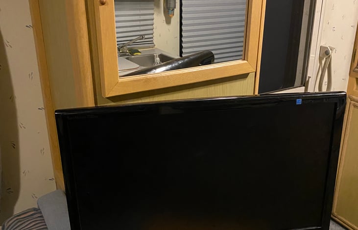 The 15” led tv comes with a pedestal and features hdmi inputs. It plugs into a dc inverter, that runs off the Winne’s on board dual-battery system. The batteries can be charged while driving.