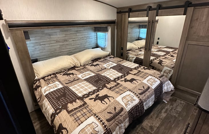 MASTER BEDROOM, KING SIZE BED