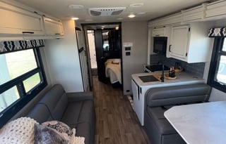 Rare King Bed | Auto Leveling | Easy to Drive