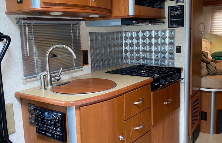 Leonard's fully functional kitchen with range and very deep sink. The kitchen is fully stocked - just bring food!