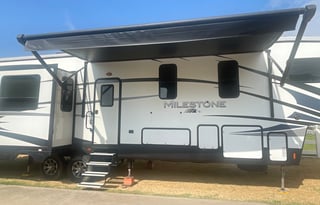 Gorgeous 5th wheel for large group - sleeps 8!