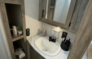 2022 Arctic Wolf 5th wheel sleeps 8-10